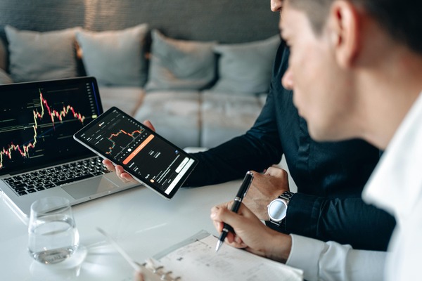Trader comparing Litecoin and Monero exchange rates